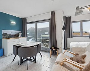 Gemtlicher Innenbereich von Ocean Suites  514 in Blankenberge, belgische Kste, mit moderner Einrichtung und Blick auf die Terrasse.