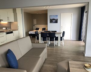Stijlvolle binnenruimte van Suite met zeezicht | 6p, vakantiehuis in Blankenberge, Belgische kust, met moderne keuken en comfortabele zithoek.