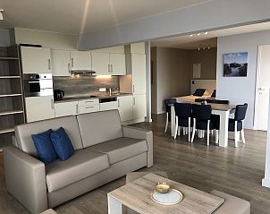 Ruime binnenruimte van Suite met zeezicht | 6p in Blankenberge, Belgische kust, met moderne keuken en comfortabele woonkamer.
