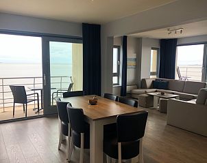 Geniet van panoramisch zeezicht vanuit de Suite met zeezicht | 6p in Blankenberge, Belgische kust. Ruime woonkamer met moderne inrichting.