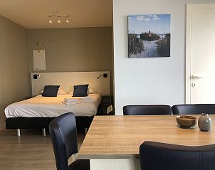 Gezellige slaapkamer in Suite met zeezicht | 6p, vakantiehuis in Blankenberge aan de Belgische kust, met modern interieur en comfortabel bed.