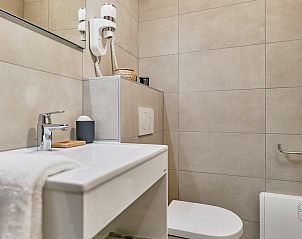 Moderne badkamer in Suite met zeezicht | 6p, vakantiehuis aan de Belgische kust in Blankenberge, met stijlvolle inrichting en voorzieningen.