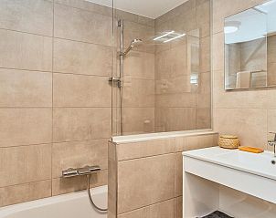 Moderne badkamer in Suite met zeezicht | 6p, vakantiehuis in Blankenberge aan de Belgische kust, met stijlvolle douche en wastafel.