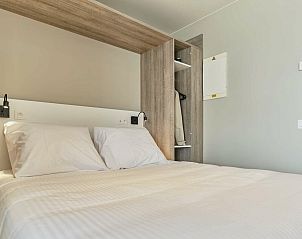 Slaapkamer in Studio met stadszicht | 2p, Blankenberge, met comfortabel tweepersoonsbed en moderne inrichting.