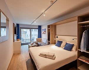 Binnenruimte van Studio met stadszicht | 2p, Blankenberge, met gezellige zithoek en balkon aan de Belgische kust.