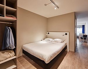 Stijlvolle slaapkamer in Studio met stadszicht | 2p, Blankenberge, met ruime opbergruimte en zacht beddengoed.