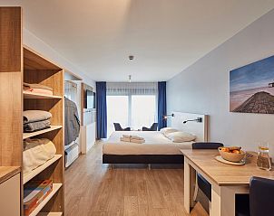 Studio mit Teilmeerblick ohne Balkon in Blankenberge, belgische Kste. Moderne Einrichtung mit bequemem Bett und Essbereich.