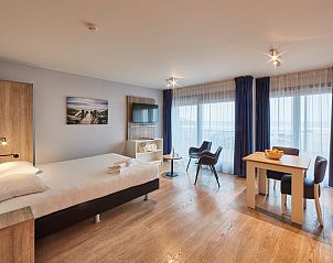 Studio mit Teilmeerblick ohne Balkon in Blankenberge, belgische Kste. Gemtlicher Innenraum mit Doppelbett und Essecke.