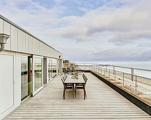 Ruim terras van Unieke penthouse met panoramisch zeezicht in Blankenberge, Belgische kust, biedt adembenemend uitzicht op de zee.