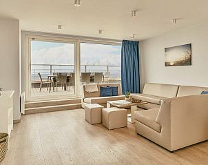 Stijlvolle woonkamer in Unieke penthouse met panoramisch zeezicht, Blankenberge, Belgische kust. Geniet van luxe en prachtig uitzicht.