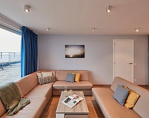 Stijlvolle woonkamer in Unieke penthouse met panoramisch zeezicht, Blankenberge, Belgische kust, vakantiehuis met modern interieur.