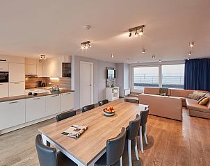 Luxe binnenruimte van Unieke penthouse met panoramisch zeezicht in Blankenberge, Belgische kust, met moderne keuken en ruime zithoek.