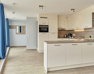 Moderne keuken in Unieke penthouse met panoramisch zeezicht, Blankenberge, Belgische kust. Luxe vakantieaccommodatie voor 10 personen.