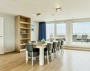 Lichte eetkamer in Unieke penthouse met panoramisch zeezicht, Blankenberge, Belgische kust. Vakantiewoning met ruim terras en zeezicht.