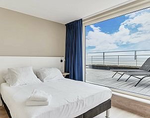 Luxe slaapkamer met zeezicht in Unieke penthouse, Blankenberge, Belgische kust. Geniet van comfort en panoramisch uitzicht.
