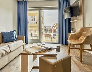 Gezellige woonkamer in Suite met stadszicht | 4p, Blankenberge met moderne inrichting en balkon aan de Belgische kust, Belgi.