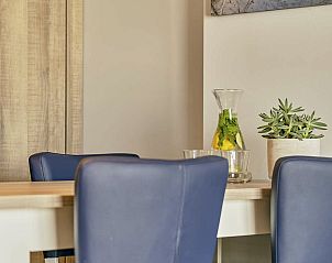 Eetgedeelte in Suite met stadszicht | 4p, Blankenberge, Belgische kust met stijlvolle inrichting en planten.