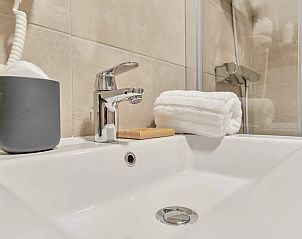 Stijlvolle badkamer van de Familiesuite met stadszicht in Blankenberge, Belgische kust. Luxe vakantiehuis voor 2 volwassenen en 2 kinderen.