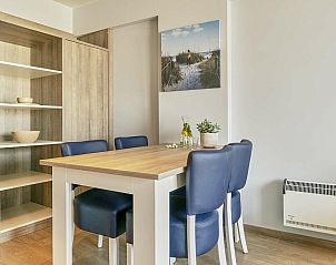 Gezellige eetkamer in Suite met zeezicht | 4p, een vakantiehuis in Blankenberge aan de Belgische kust, met stijlvol interieur en comfortabele stoelen.