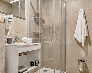 Moderne badkamer in Suite met zeezicht | 4p in Blankenberge aan de Belgische kust, vakantiehuis met luxe voorzieningen.