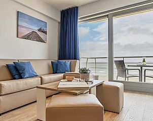Luxe Familiesuite met zeezicht in Blankenberge, Belgische kust. Comfortabele woonkamer met balkon en adembenemend uitzicht op de zee.