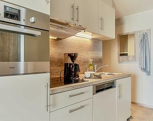 Moderne keuken in Familiesuite met zeezicht, vakantiehuis in Blankenberge aan de Belgische kust, ideaal voor een comfortabel verblijf.