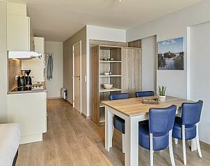 Gezellige binnenruimte van de Familiesuite met zeezicht in Blankenberge, Belgische kust, ideaal voor 2 volwassenen en 2 kinderen.