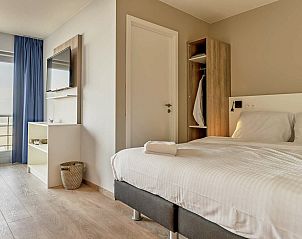 Gezellige Familiesuite met zeezicht in Blankenberge, Belgische kust. Moderne slaapkamer met uitzicht over de zee voor 2 volwassenen en 2 kinderen.