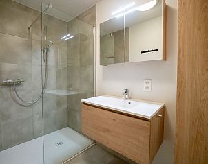 Modernes Badezimmer im Apartment Lovely La Mare mit Meerblick in Blankenberge, belgische Kste. Stilvolle Dusche und Waschbecken.