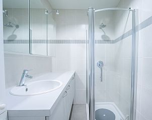 Modern bathroom in Apartment Andrei with shower and sink, located on the Belgian coast in Blankenberge.