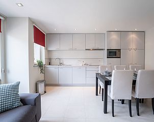 Stylish kitchen and dining area in Apartment Andrei with parking in the house, located on the Belgian coast in Blankenberge.