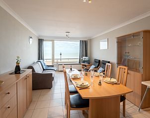 Genieen Sie den Panoramablick auf das Meer vom Wohnzimmer des Apartments Seaview Getaway Belgium in Blankenberge an der belgischen Kste.