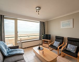 Genieen Sie den Panoramablick auf das Meer vom Apartment Seaview Getaway Belgium in Blankenberge an der belgischen Kste, mit bequemen Sitzgelegenheiten.