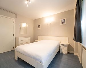 Modernes Schlafzimmer im Apartment Seaview Getaway Belgium, Blankenberge, mit bequemem Bett und stilvoller Einrichtung an der belgischen Kste.