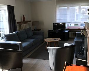 Gemtliches Wohnzimmer im Apartment fr 4 Personen und 1 Kind in Knokke-Heist, belgische Kste, mit bequemer Sitzecke und viel Tageslicht.