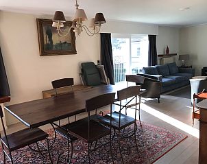 Stilvolles Wohnzimmer im Apartment fr 4 Personen und 1 Kind in Knokke-Heist, belgische Kste, mit eleganten Mbeln und viel natrlichem Licht.