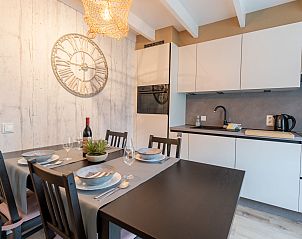 Gemtlicher Essbereich im Ferienhaus Strandhuis in Bredene an der belgischen Kste, mit moderner Kche und liebevoll gedecktem Tisch.