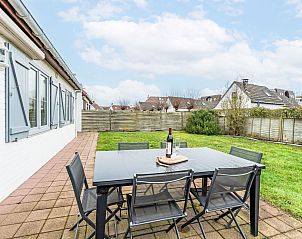 Genieen Sie die Terrasse des Ferienhauses Strandhuis in Bredene an der belgischen Kste mit einem groen Garten und gemtlichen Sitzgelegenheiten fr einen entspannten Aufenthalt.