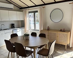 Gemtlicher Essbereich im Duinenhuisje, einem Ferienhaus in Bredene an der belgischen Kste, mit einem runden Tisch und viel Tageslicht.