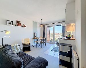 Modern ingerichte woonkamer van Appartement Blutsyde - Deauville in Bredene, Belgische kust, met uitzicht op het balkon en veel natuurlijk licht.