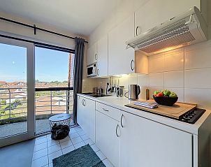 Moderne keuken van Appartement Blutsyde - Deauville in Bredene, Belgische kust, met uitzicht op het terras en een frisse, lichte inrichting.
