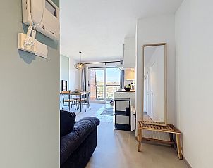 Appartement Blutsyde - Deauville in Bredene biedt een lichte binnenruimte met moderne keuken en uitzicht op de Belgische kust.