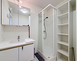 Moderne badkamer in Appartement Blutsyde - Deauville met douche en opbergruimte, gelegen aan de Belgische kust in Bredene.