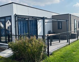 Chalet in Bredene aan de Belgische kust met zonnig terras en moderne architectuur, perfect voor een ontspannen vakantieverblijf.