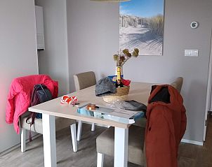 Gezellige eetruimte van Chalet in Bredene aan de Belgische kust, met moderne inrichting en sfeervol tafelarrangement.