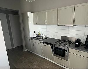 Moderne keuken in Chalet in Bredene, Belgische kust, met volledig uitgeruste voorzieningen voor een comfortabel verblijf.