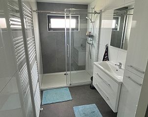 Moderne badkamer in Chalet in Bredene, Belgische kust, met ruime douche en stijlvolle wastafel, ideaal voor een ontspannen verblijf.