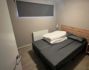 Gezellige slaapkamer in Chalet in Bredene, Belgische kust, met comfortabel tweepersoonsbed en moderne inrichting voor een ontspannen verblijf.