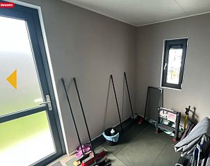Praktische binnenruimte in Chalet in Bredene, Belgische kust, met opbergruimte voor schoonmaakbenodigdheden en toegang tot het terras.