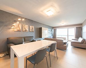 Lichte en moderne woonkamer in Appartement Residentie Calista 213, Bredene, Belgische kust, met comfortabele zithoek en uitzicht op zee.